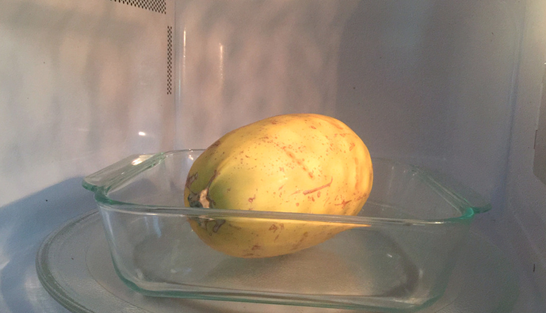 How to cook spaghetti squash in the microwave