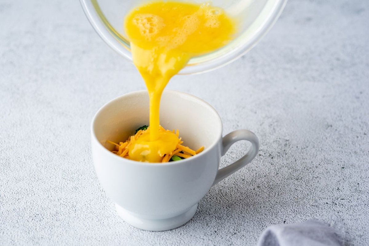 When life gets crazy, a healthy breakfast can be the last thing on our minds... Instead of skipping breakfast, fuel your day with my quick and easy omelet in microwave!