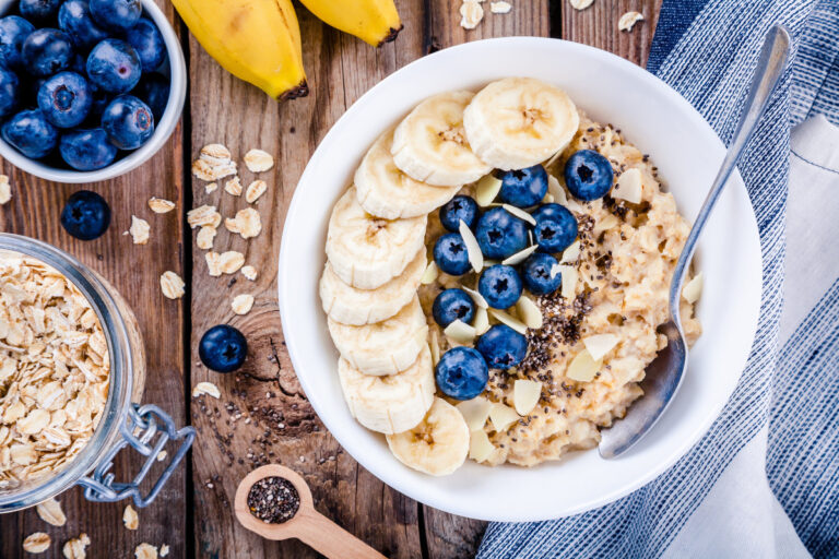 Oatmeal with banana and blueberries