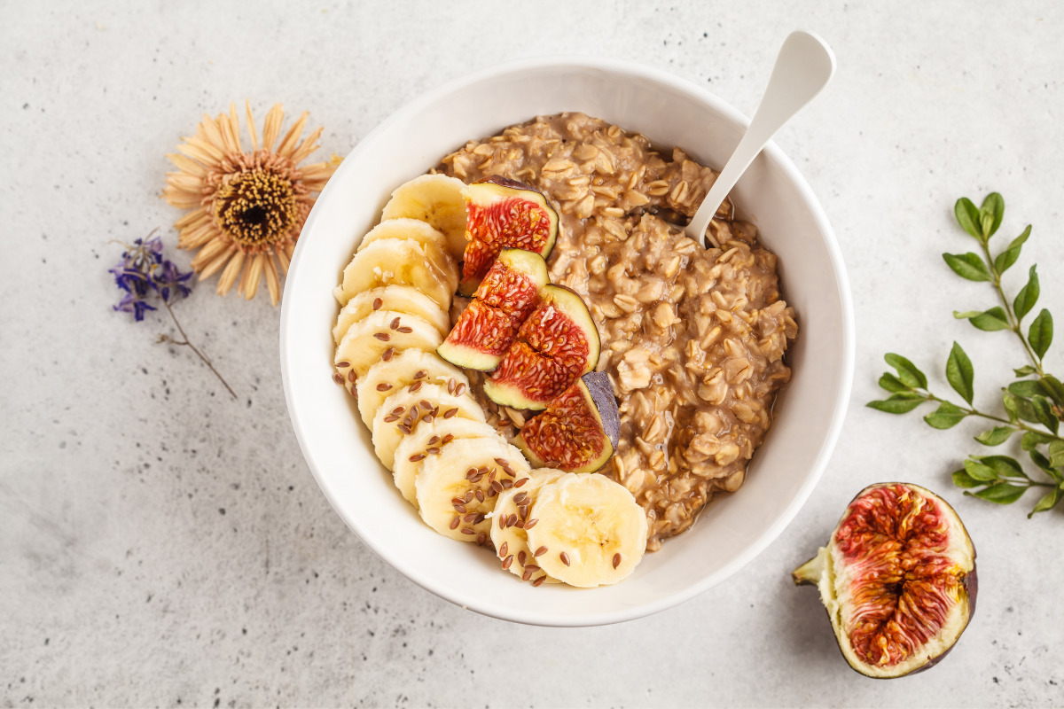 Oatmeal with bananas and figs