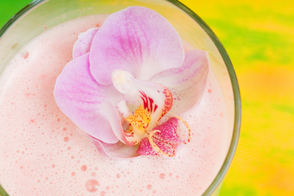 Pineberry smoothie with flower decoration