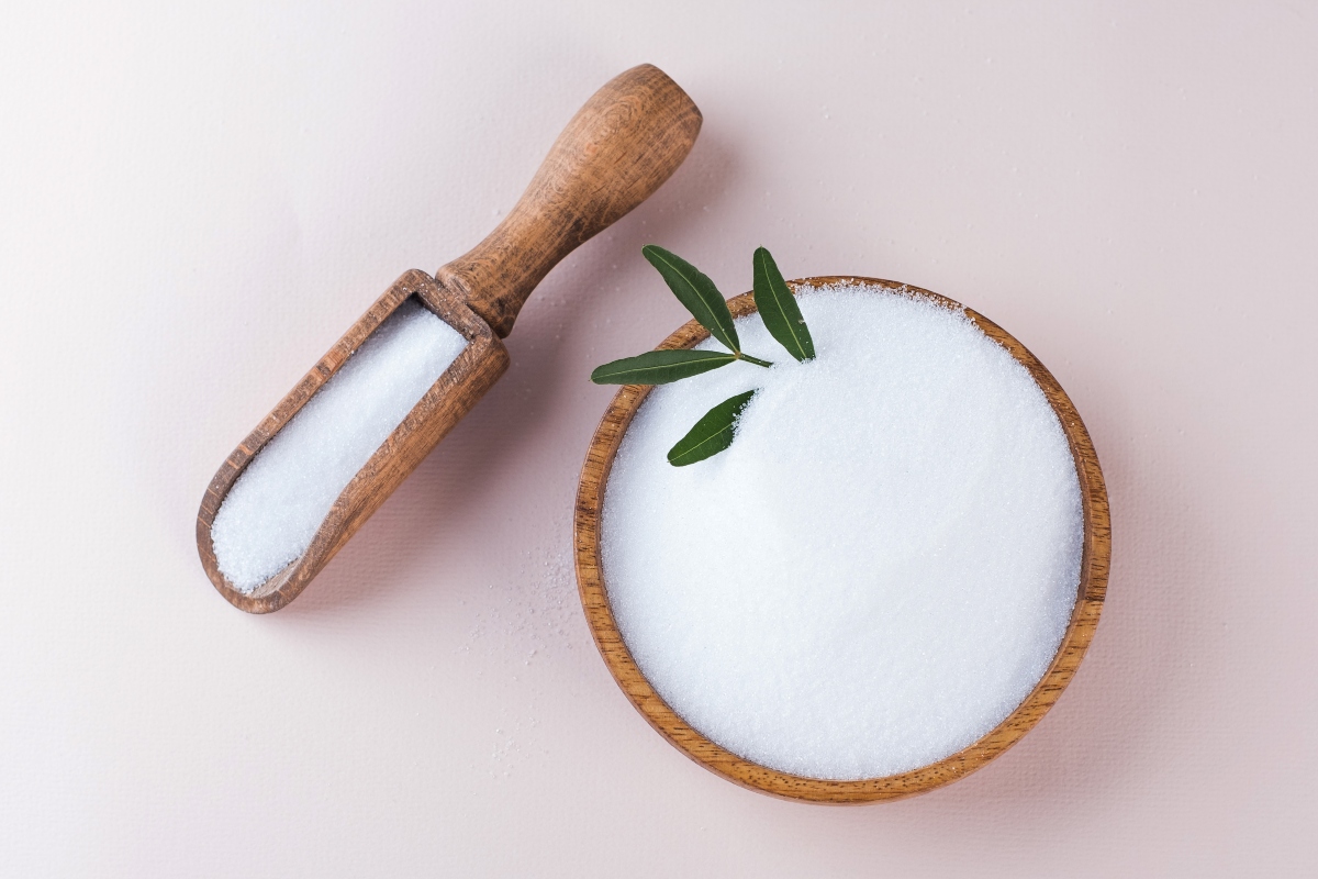 Sweetener in a wooden bowl