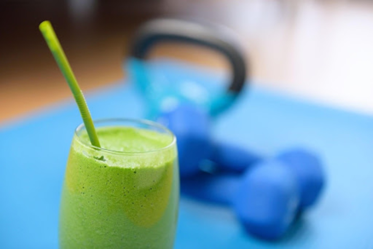 Green smoothie in a glass
