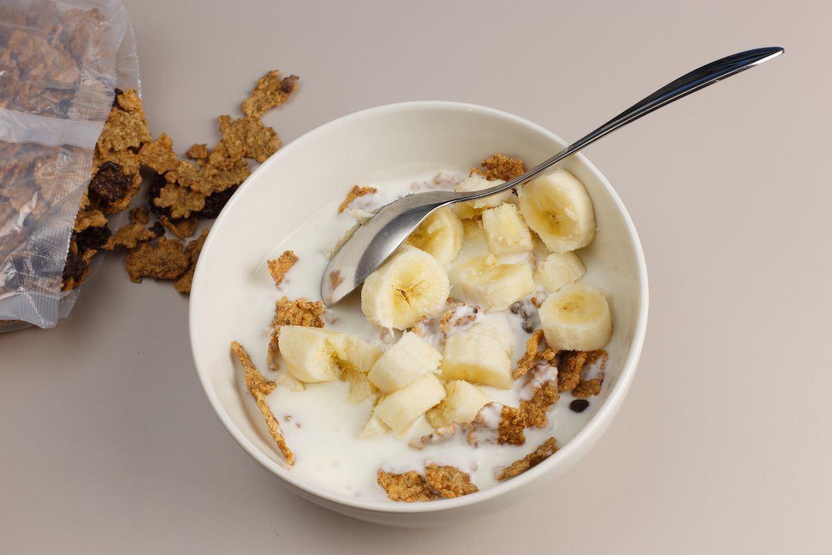 Cereals, banana and yogurt