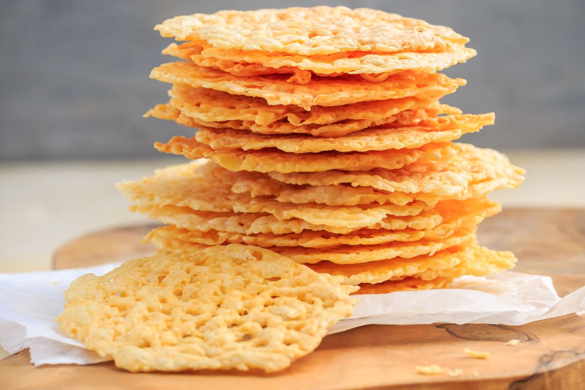 Whisps Garlic Herb Cheese & Nut Crisps