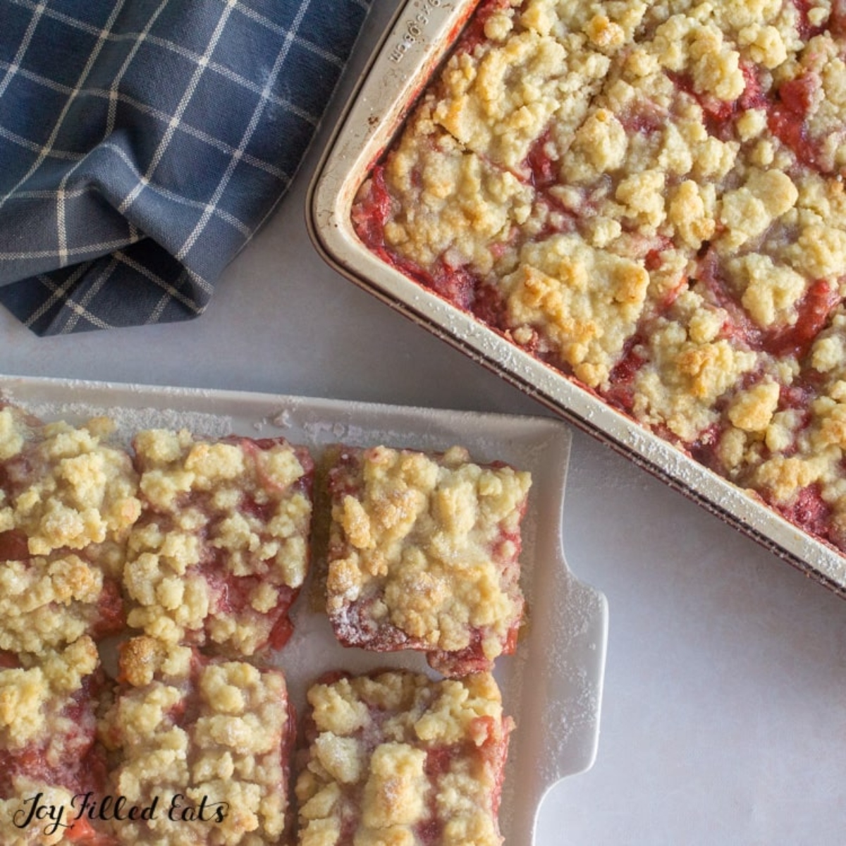 Keto rhubarb crumble bars