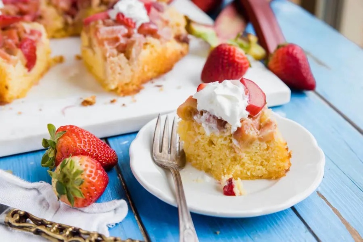 Keto strawberry rhubarb cake