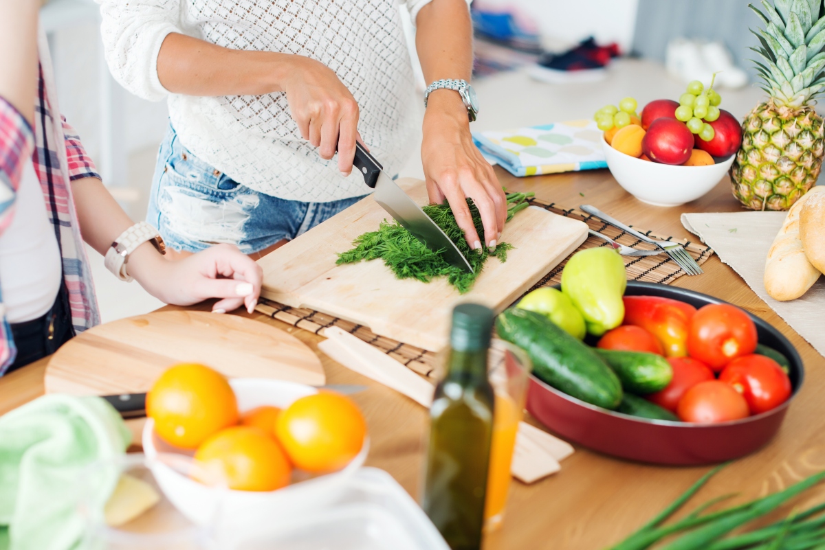 Women preparing a healthy meal