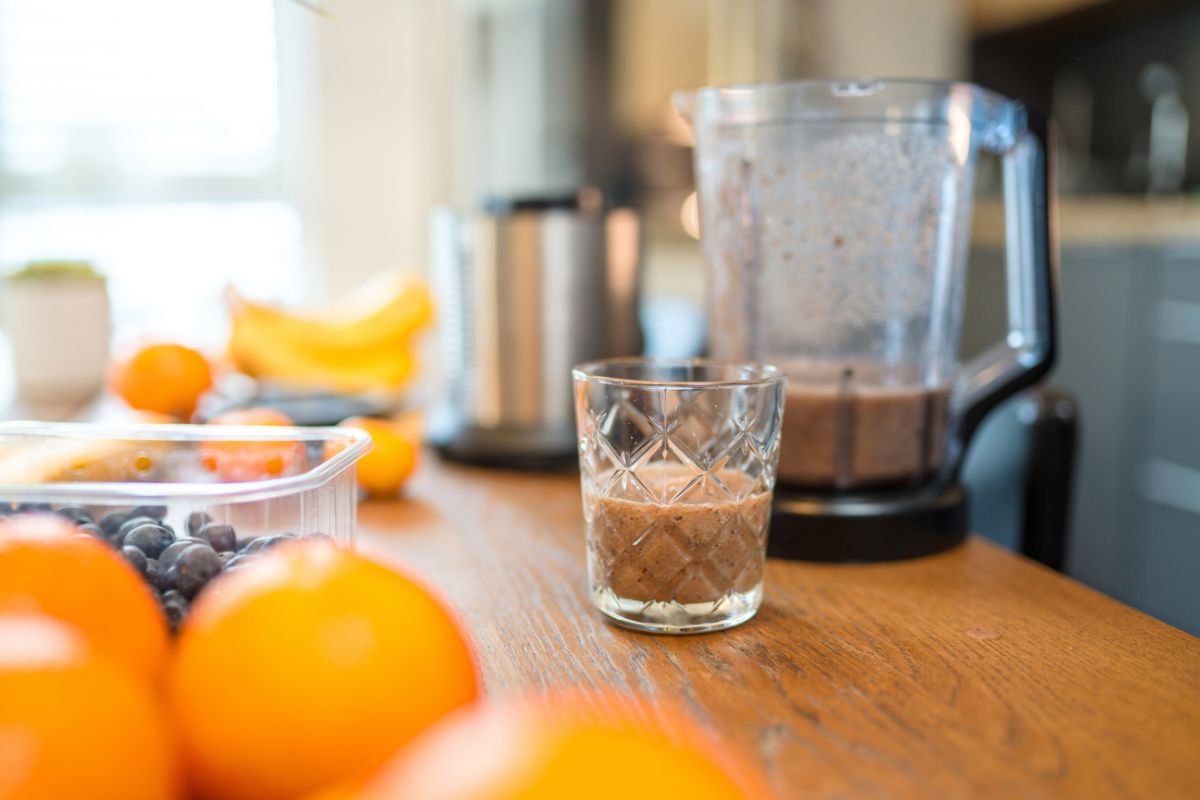 Smoothie with Irish sea moss in a blender