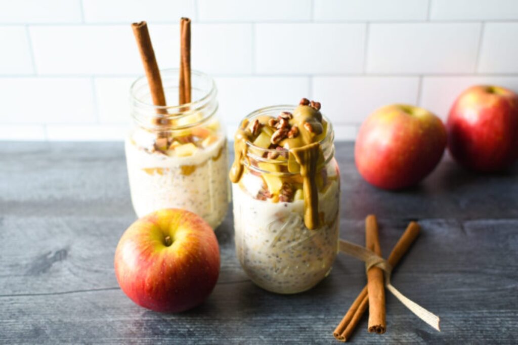Cinnamon overnight oats with apples