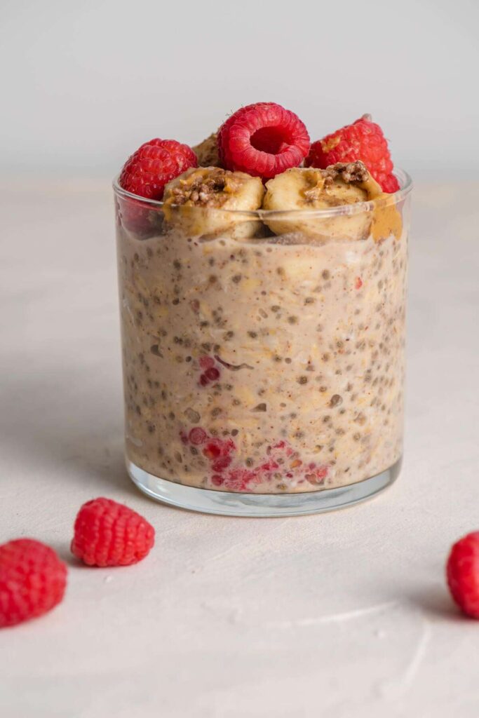 Raspberry overnight oats with water