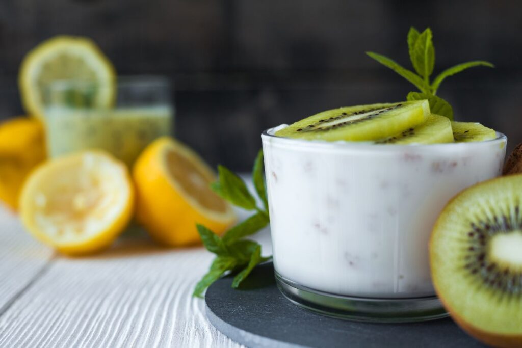 Kiwi and Greek yogurt evening snack for sleep
